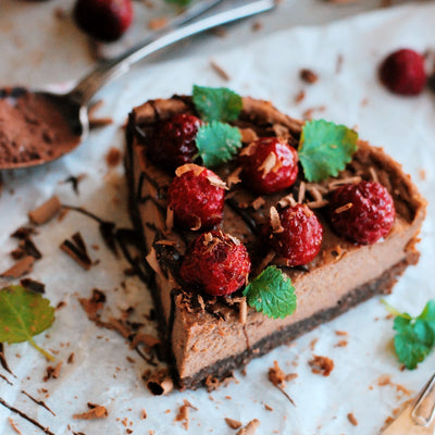 Healthy chocolate cheesecake without added sugar.