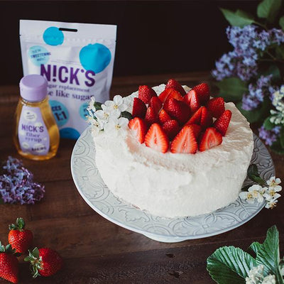 Strawberry cream cake without added sugar.